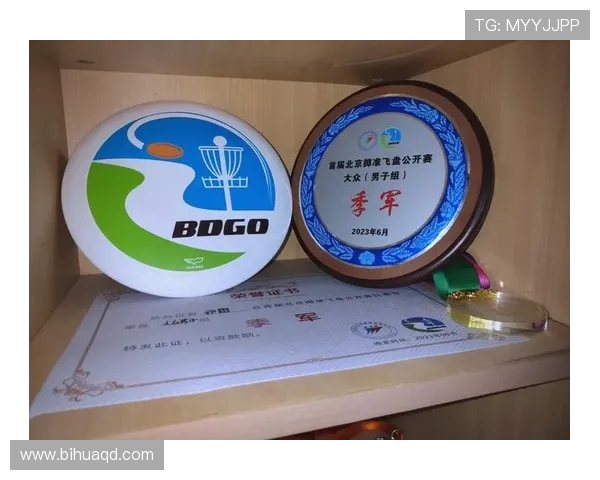 成都飞盘队与重庆飞盘队赛后复盘团队协作的成功与不足分析